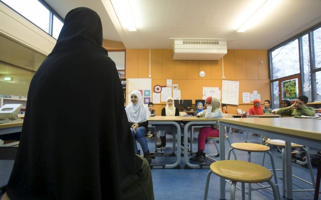 Juf Hafsa geeft les aan groep 6. beeld Herman Stöver