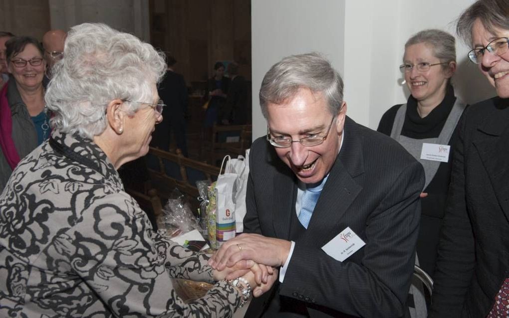 AMERSFOORT. Tal van NPV-relaties drukten scheidend directeur R. Seldenrijk gisteren in de Amersfoortse Sint Joriskerk de hand. beeld Ruben Schipper