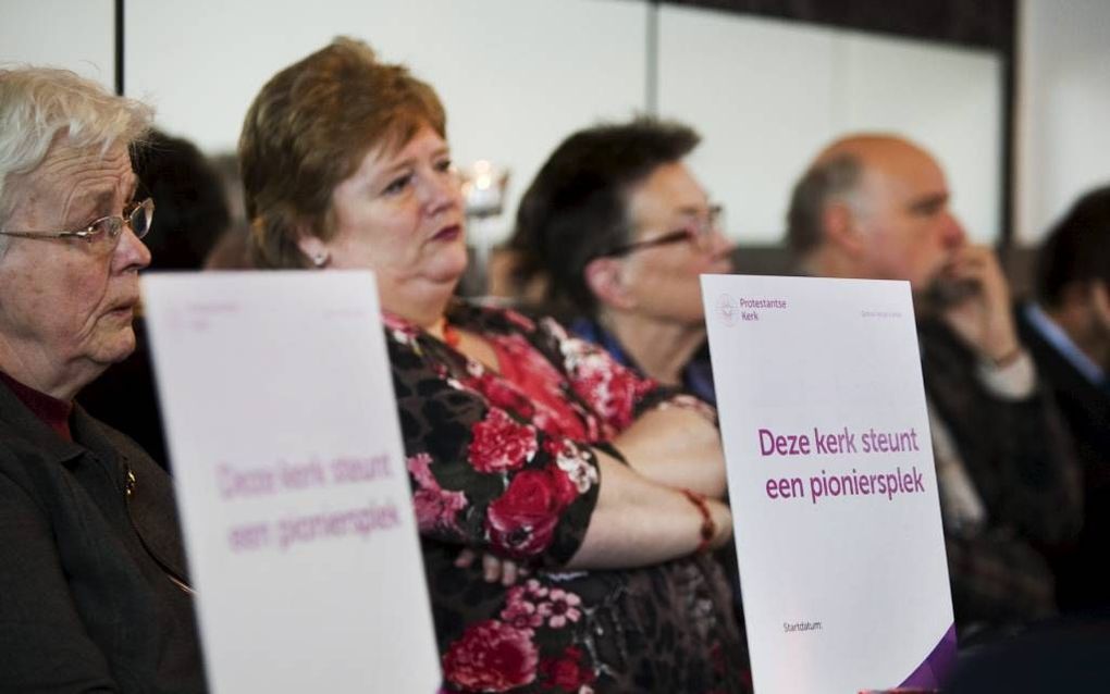 DEN HAAG. In het Haagse Laakkwartier ging gisteren het project ”Missionair pionieren in Laak” van start. De Protestantse Kerk in Nederland wil vóór 2017 honderd pioniersplekken helpen stichten.  beeld Gerhard van Roon