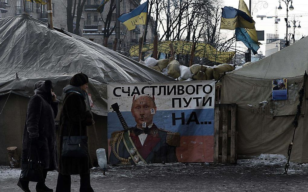 De Russische president Poetin afgebeeld als Napoleon op een kampement van de oppositie in Kiev. Foto AFP