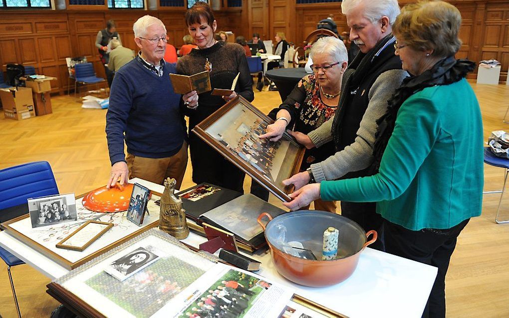 Vooral ouderen uit grote gezinnen bracht zaterdag spullen naar Het Noordbrabants Museum. Foto Henk van Esch