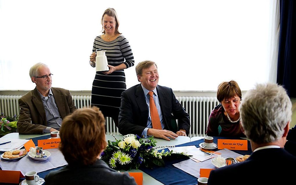 Koning Willem-Alexander heeft dinsdagmorgen het vrijwilligersproject SchuldHulpMaatje in Midden-Delfland bezocht, een van de zestig aangesloten locaties van het landelijk netwerk van deze organisatie.  beeld ANP