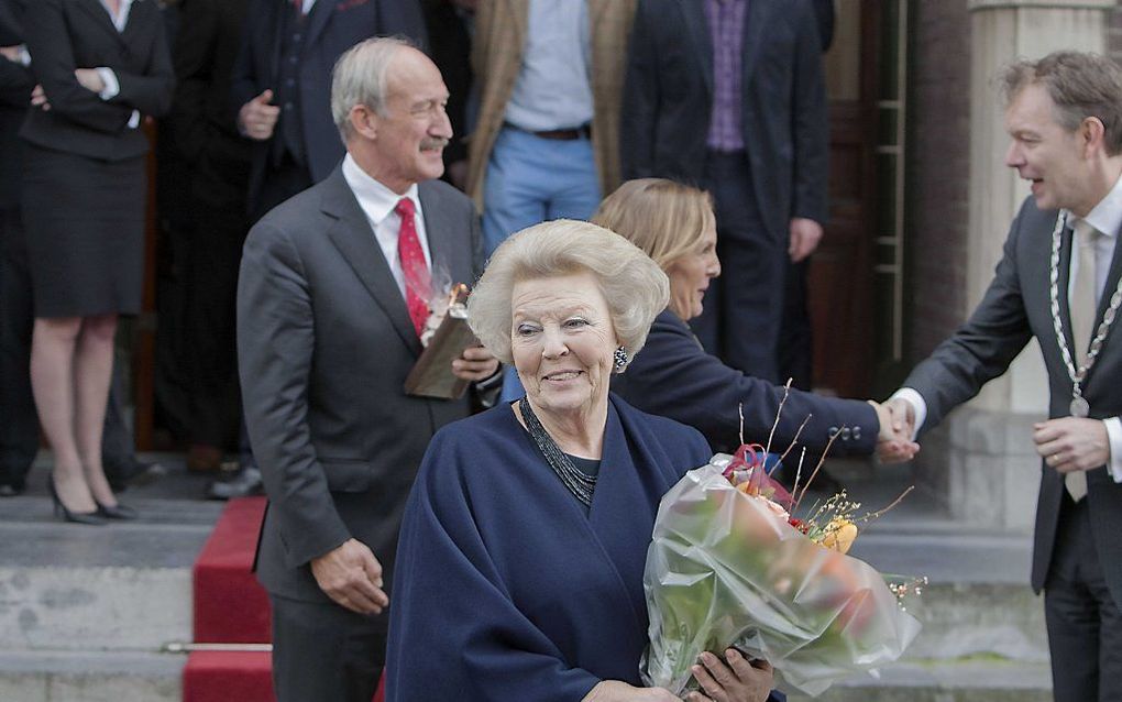 Prinses Beatrix verlaat het stadhuis van Baarn, nadat zij zich officieel heeft laten inschrijven als inwoner van de gemeente. beeld ANP