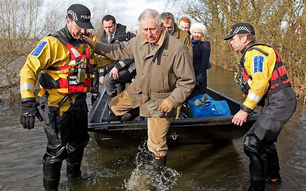 Prins Charles heeft dinsdag de overstroomde gebieden in het Engelse graafschap Somerset bezocht. beeld AFP