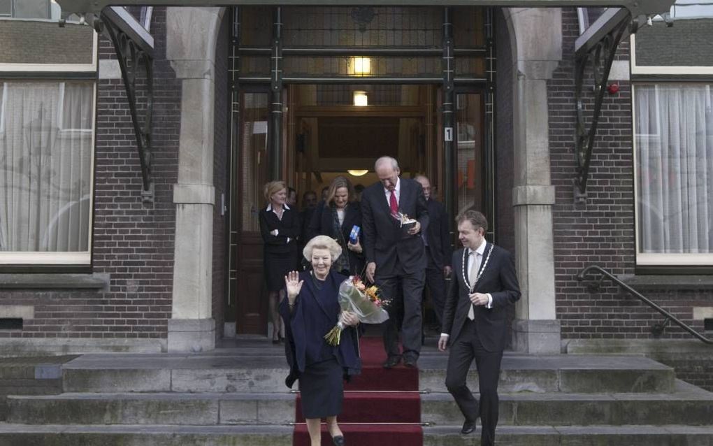 BAARN. Prinses Beatrix liet zich dinsdag officieel inschrijven als inwoner van de gemeente Baarn. De Burgemeester van Baarn, M. Röell (r.), ontving haar.  beeld ANP