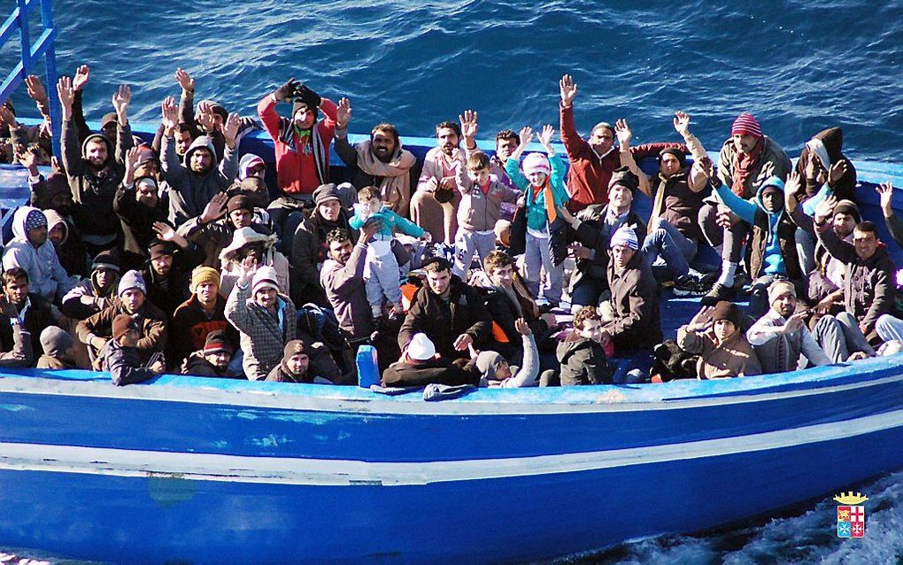 Boot met vluchtelingen bij Lampedusa, eerder dit jaar. Foto AFP