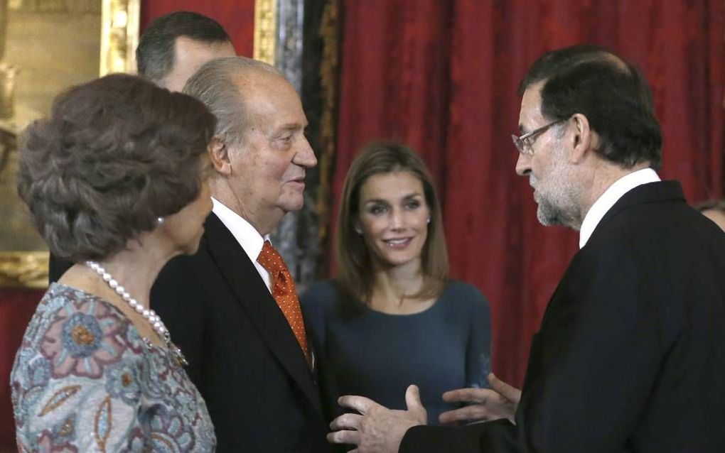 De Spaanse koning Juan Carlos (m.) en koningin Sofia (l.) ontvingen ontvingen woensdag ambassadeurs en consuls voor de jaarlijks receptie op het Koninklijk Paleis in Spanje. Prinses  Letizia (2e v. r.) en de Spaanse premier Rajoy (r.) waren er ook. beeld 