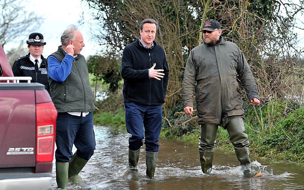 Cameron bezoekt watersnoodgebied. beeld EPA