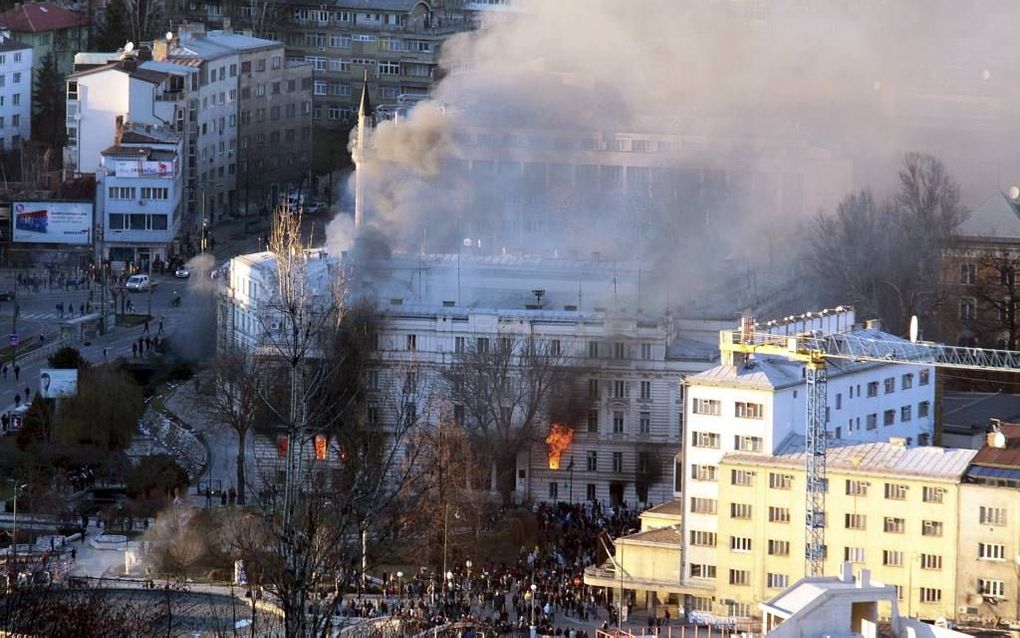 SARAJEVO. Betogers staken gisteren verschillende overheidsgebouwen in de Bosnische hoofdstad Sarajevo in de brand. beeld EPA