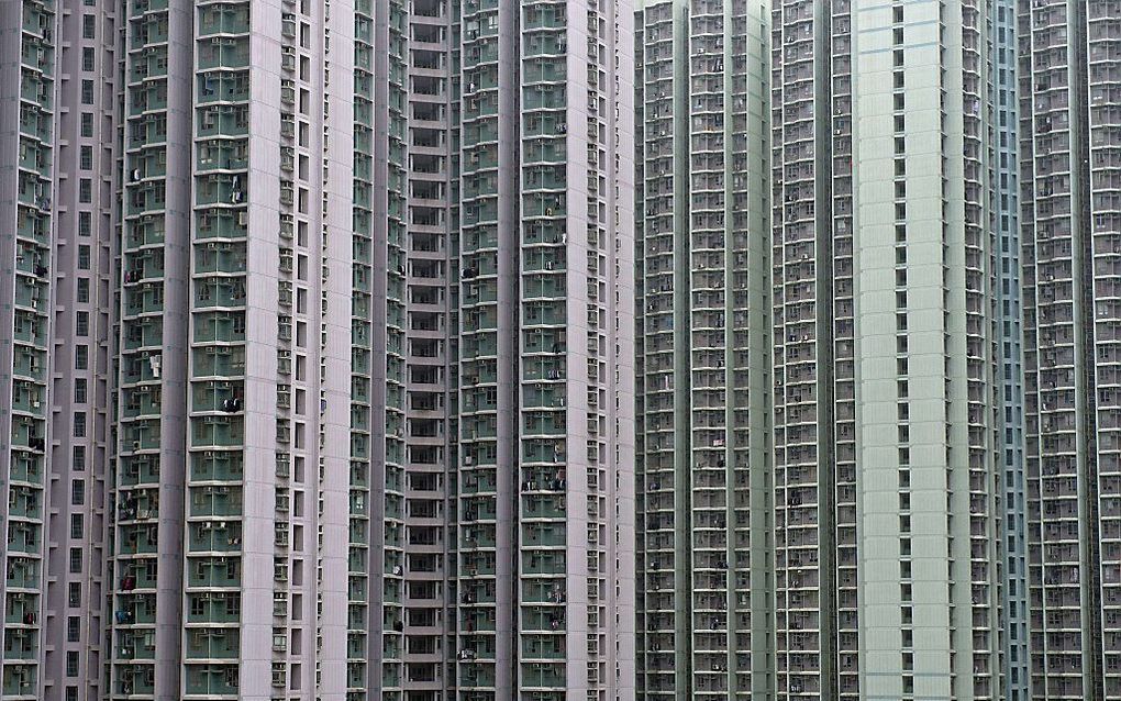 Torenhoge, aaneengeregen appartementencomplexen in Hongkong. beeld AFP