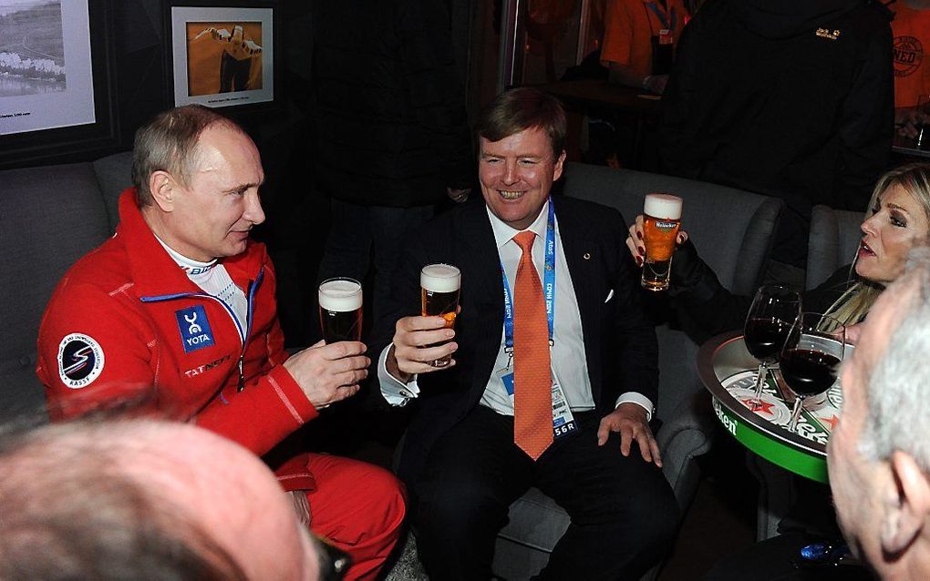 Vladimir Poetin (L) proost samen met koning Willem-Alexander en koningin Maxima, tijdens zijn bezoek aan het Holland Heineken House. Foto EPA