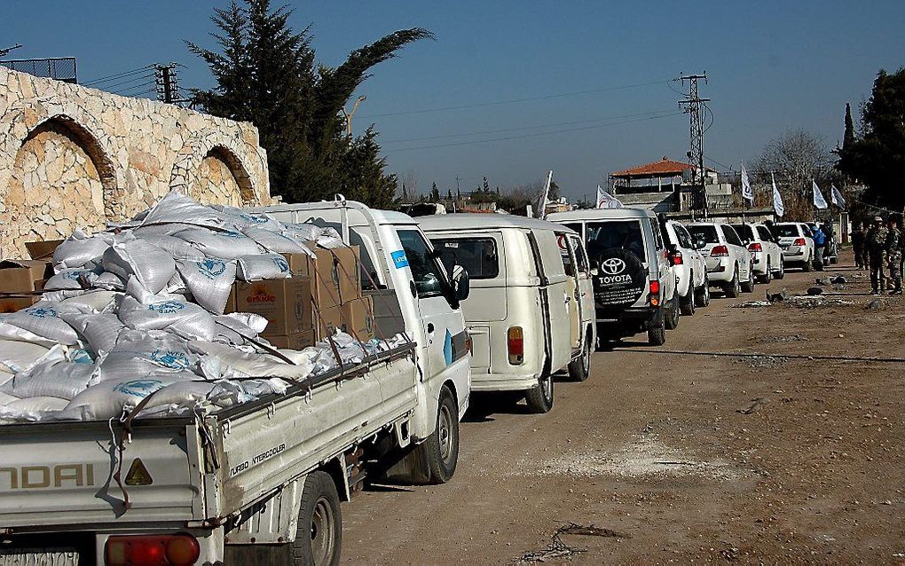 HOMS. Lange konvooien mert hulpgoederen trokken de afgelopen dagen de belegerde Syrische stad Homs binnen. beeld EPA