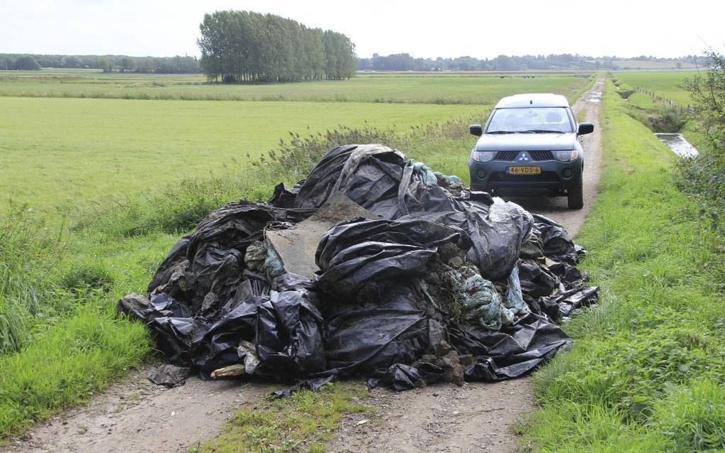 Regelmatig wordt het afval zodanig op de weg gestort dat er geen mens meer langs kan. Foto Erik de Jonge