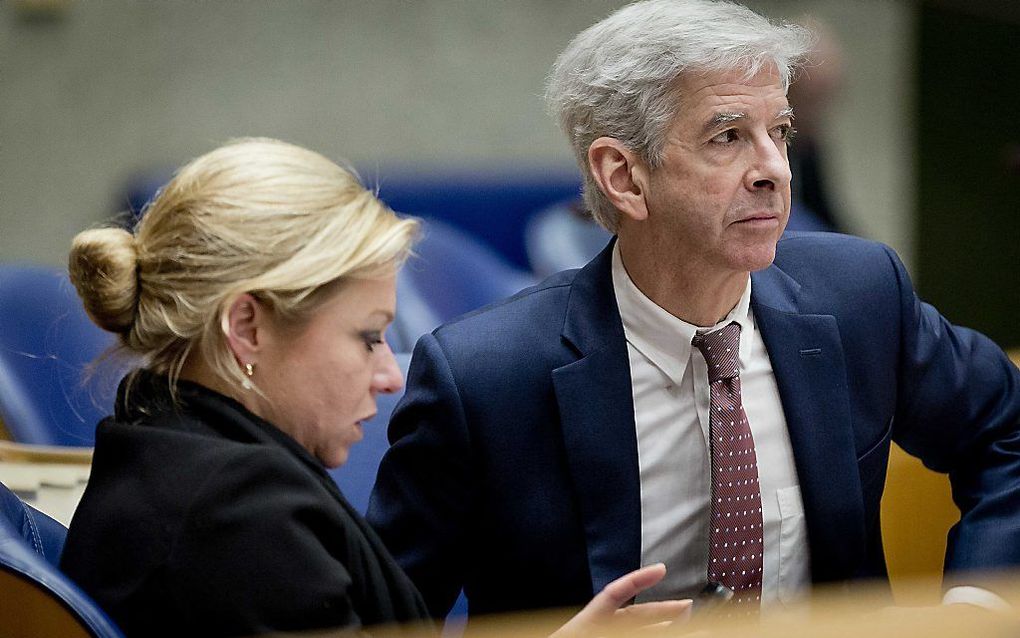 Minister van Defensie Jeanine Hennis-Plasschaert (l.) en minister van Binnenlandse Zaken Ronald Plasterk tijdens het debat in de Tweede Kamer over het verzamelen van 1,8 miljoen metadata van telefoonverkeer door de Nederlandse veiligheidsdiensten. beeld A