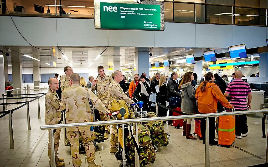 De eerste Nederlandse militairen vertrekken voor een voorbereidende missie vanaf Schiphol naar Mali. Foto ANP