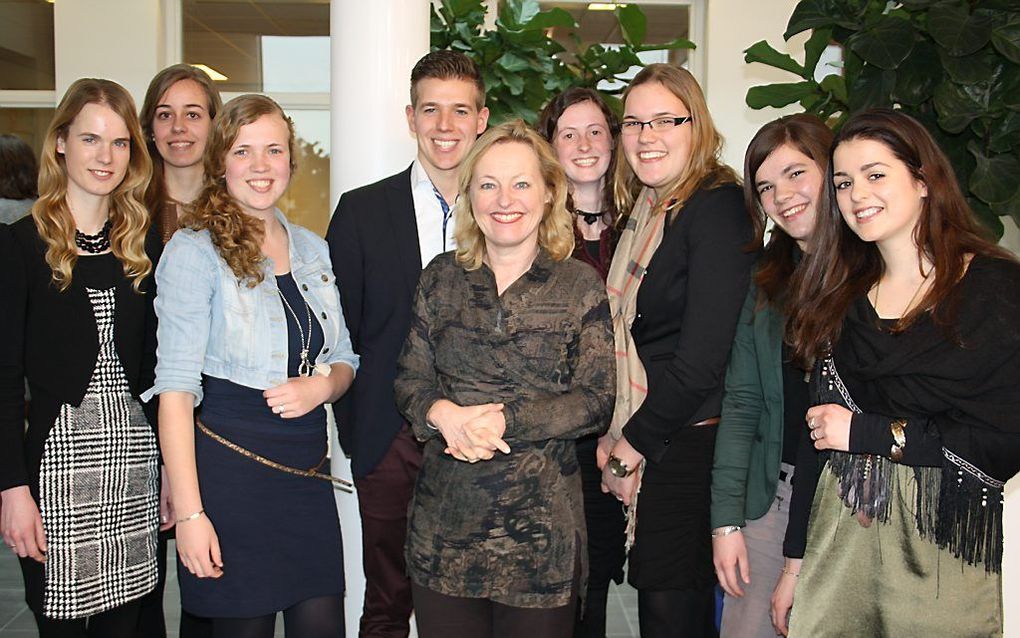 Minister Bussemaker van Onderwijs (m.) ging woensdag aan het eind van haar werkbezoek aan Driestar Hogeschool in Gouda op de foto met pabo-studenten. Beeld Gerwald van de Munt