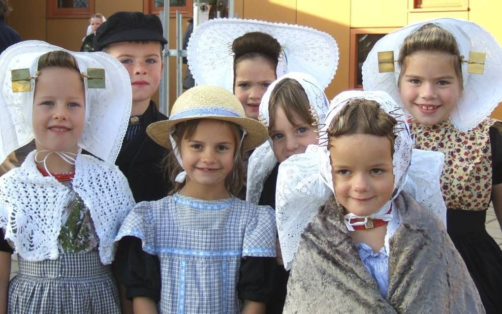 Ook Zeeland heeft een sterke identiteit, zo reageren critici op minister Plasterks voorstel om de provincie met Zuid-Holland te laten fuseren. Foto: leerlingen van de reformatorische Boazschool in Meliskerke in Zeeuwse dracht. beeldVan Scheyen Fotografie