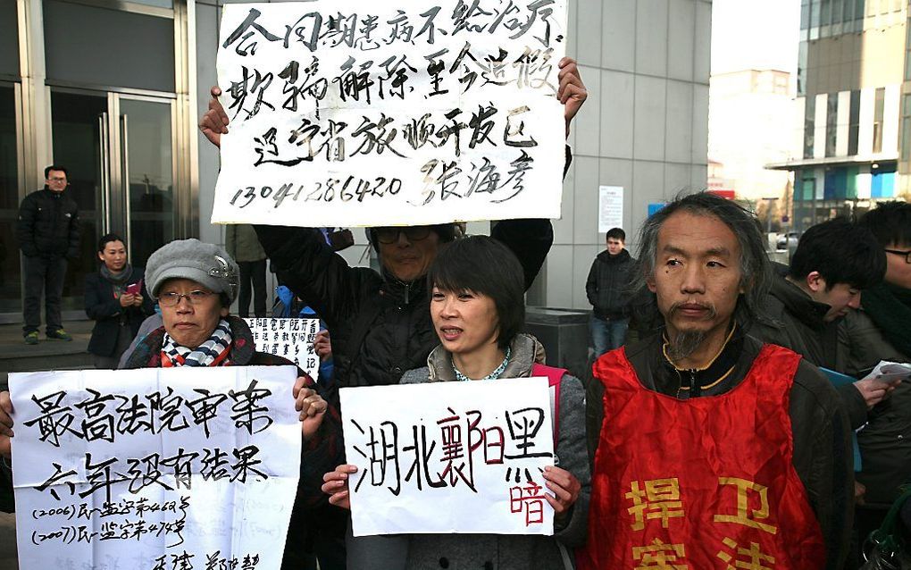 Demonstraties bij het proces van Xu Zhiyong, eind januari. Beeld EPA