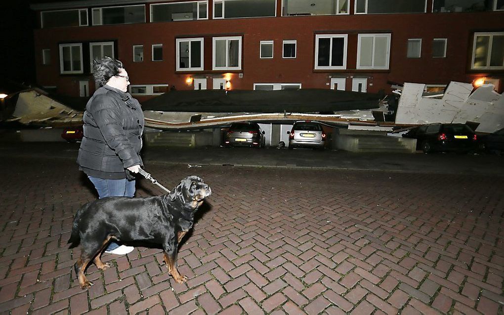 De dakbedekking van negen woningen aan de Acaciastraat in B reda werd zaterdagochtend weggeblazen. beeld ANP