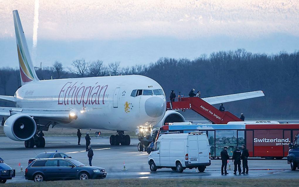 GENEVE. Een gekaapt toestel van Ethiopian Airlines landde veilig in Genève. De kaper is gearresteerd. beeld EPA