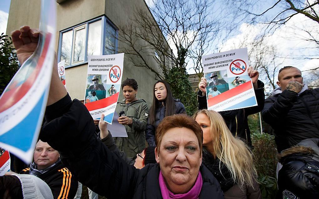 Protest bij de vermoedelijke woning van Benno L. in Leiden. beeld ANP