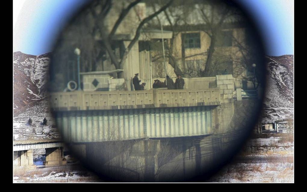 PYONGYANG. Noord-Koreaanse soldaten bewaken de grens met China. beeld RD, Henk Visscher