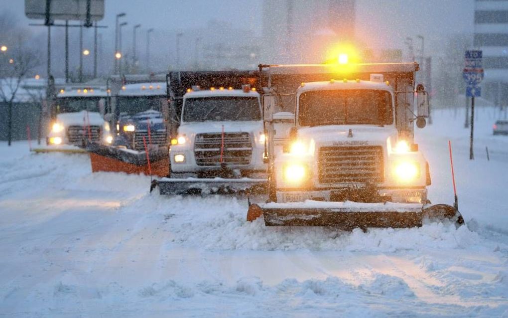 Amerika: met vier sneeuwschuivers op een rij wordt de weg schoongeveegd. beeld EPA