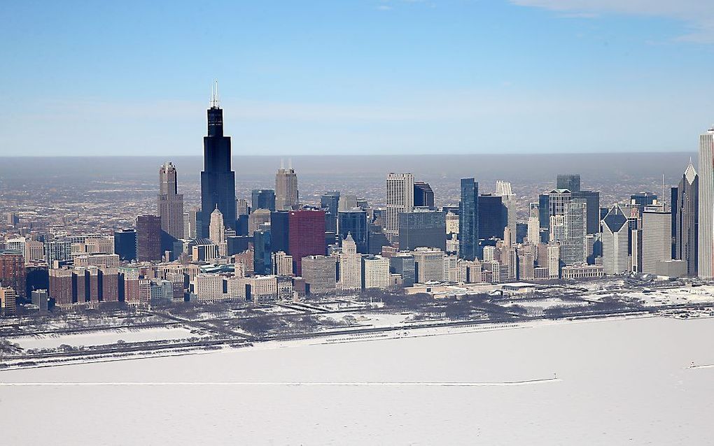 Sneeuw en ijs bedekken de oevers van het Michiganmeer bij Chicago. beeld AFP