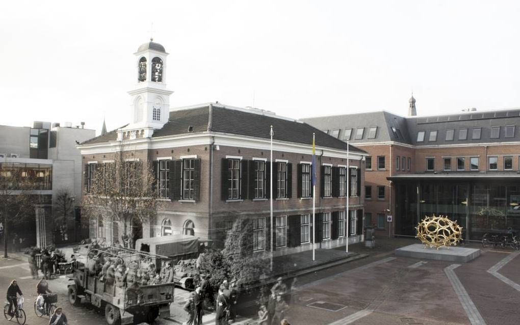 Canadese soldaten leveren Duitse krijgsgevanenen af bij het raadhuis in Barneveld. Oud-archivaris Gerjan Crebolder selecteerde uit de collectie van het gemeentearchief in Barneveld 94 foto’s uit de jaren 1939 tot 1945. Vormgeefster Berdien Brons combineer