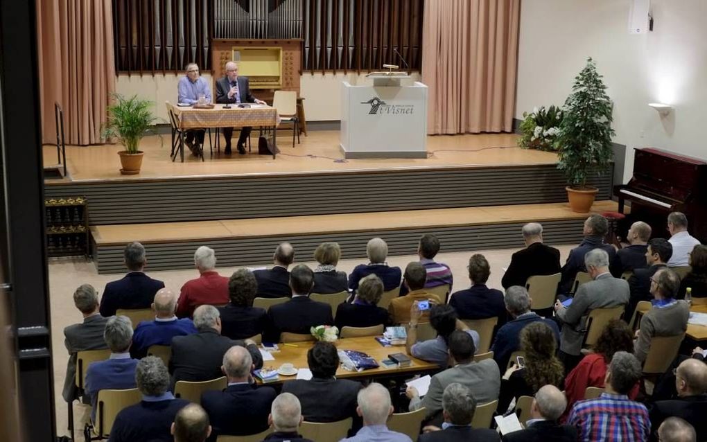 HUIZEN. De Gereformeerde Bond in de Protestantse Kerk in Nederland belegde gisteren in Huizen een studiedag over de visie op en omgang met homoseksualiteit. Achter de tafel: Herman van Wijngaarden (l.) en drs. P. J. Vergunst. beeld Sjaak Verboom