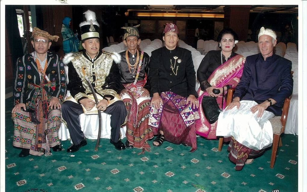 Tijdens vorstenfestivals in Indonesië ontmoeten sultans en andere leiders van vorstenhuizen elkaar. V.l.n.r. een radja van West-Timor, een sultan van Kalimantan, een radja van Timor en een anak van Bali. beeld Donald Tick