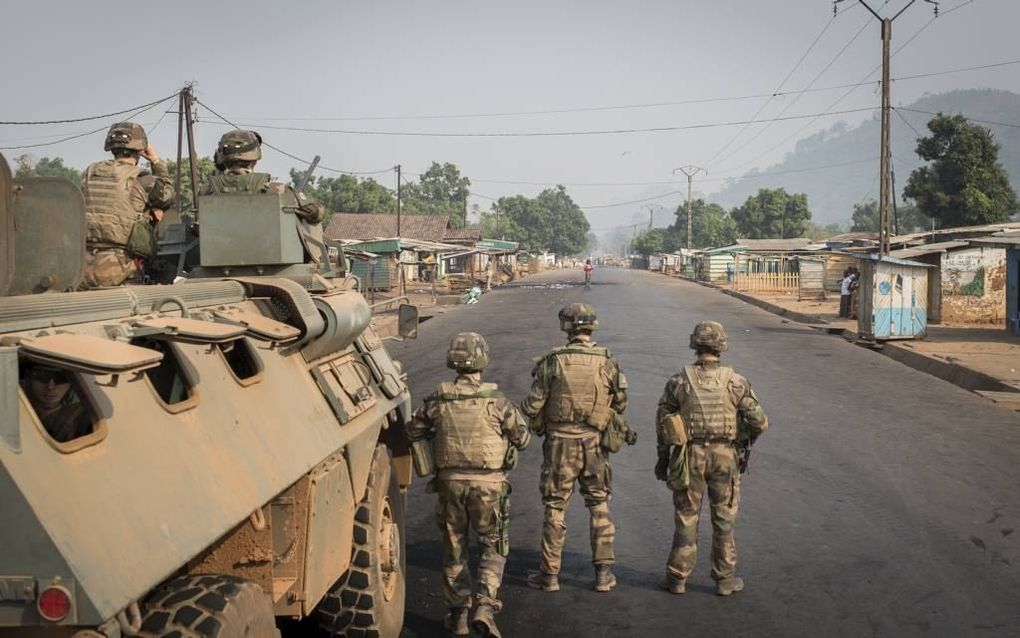 BANGUI. Franse militairen bewaken islamitische ontheemden rond een moskee in Bangui. Beeld Niek Stam