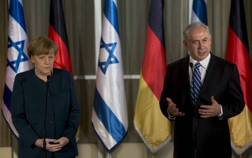 De Duitse bondskanselier Angela Merkel en de Israëlische premier Benjamin Netanyahu gaven na aankomst van Merkel in Jeruzalem een persconferentie. beeld EPA