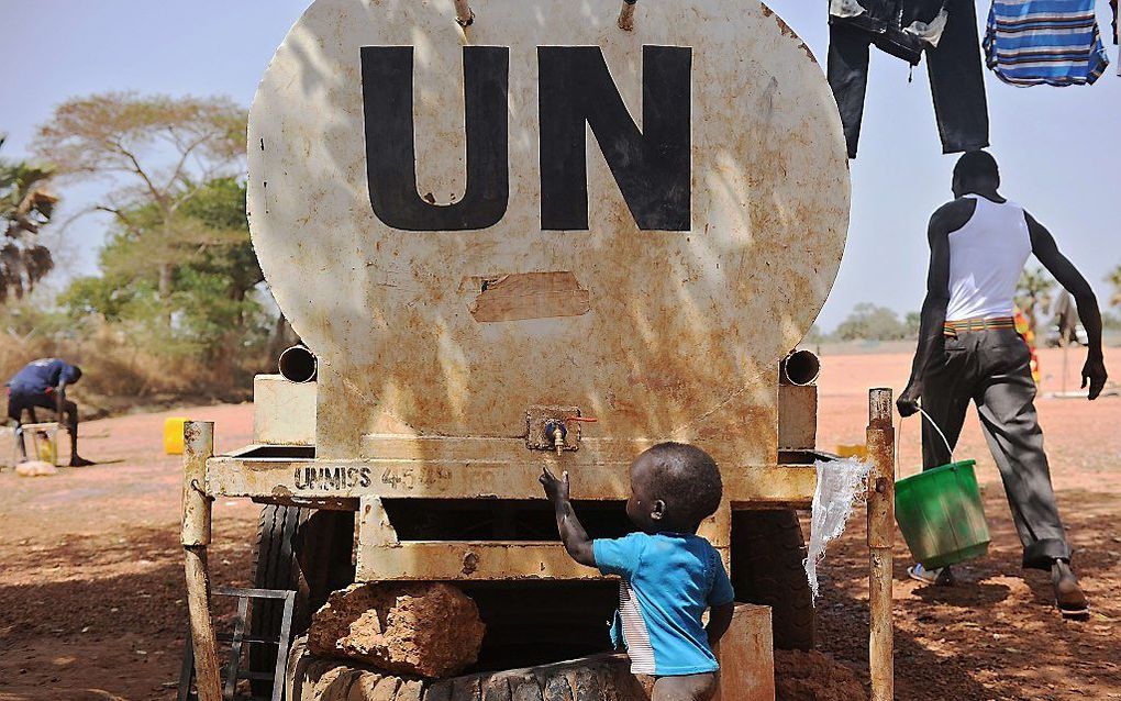 Drinkwater dankzij een tank van de Verenigde Naties. beeld AFP