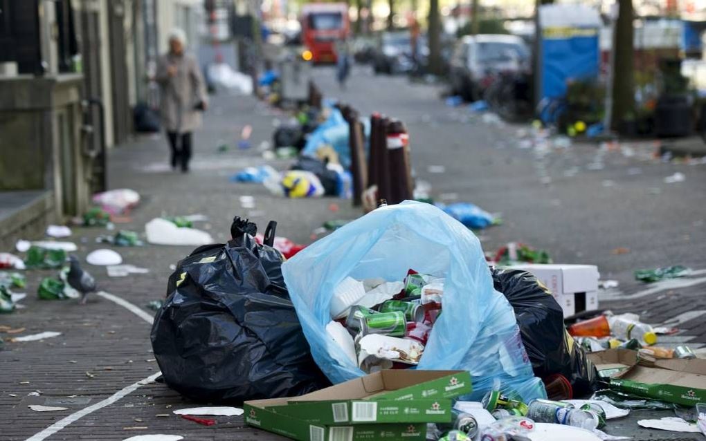 Vuilnis langs de Amsterdamse grachten. beeld ANP