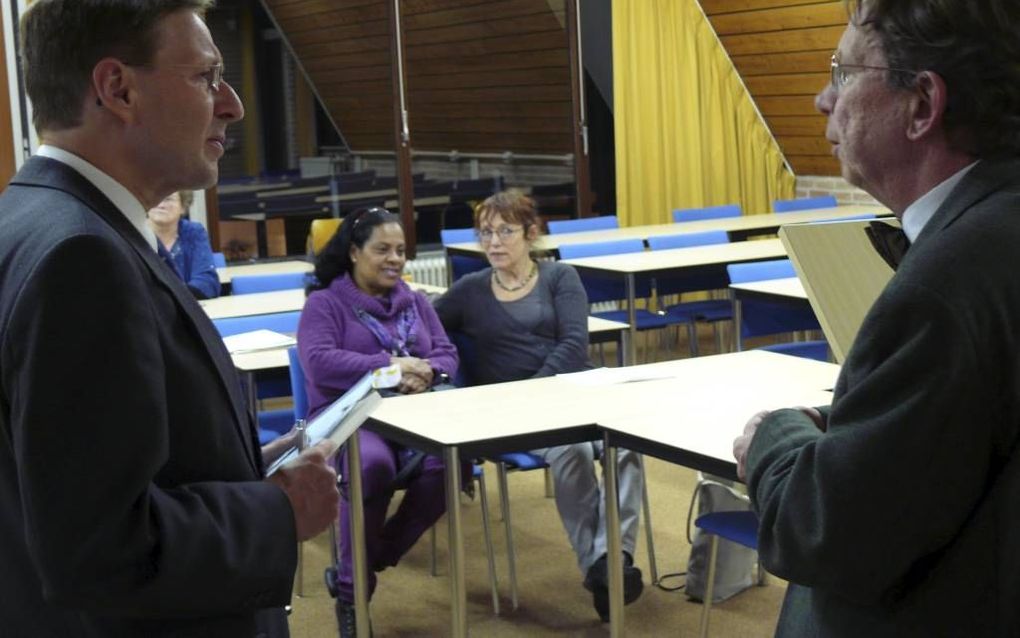 APELDOORN. Dr. J. van der Vliet (r.) sprak dinsdag in Apeldoorn over de hype in 2012 rondom Jezus’ vermeende huwelijk. Links prof. Peels. beeld RD