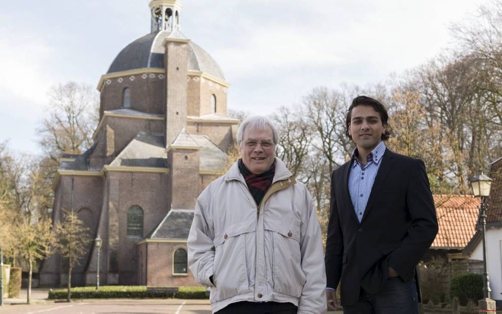 Vader en zoon van 't Foort voor de Koepelkerk in Renswoude. Foto André Dorst