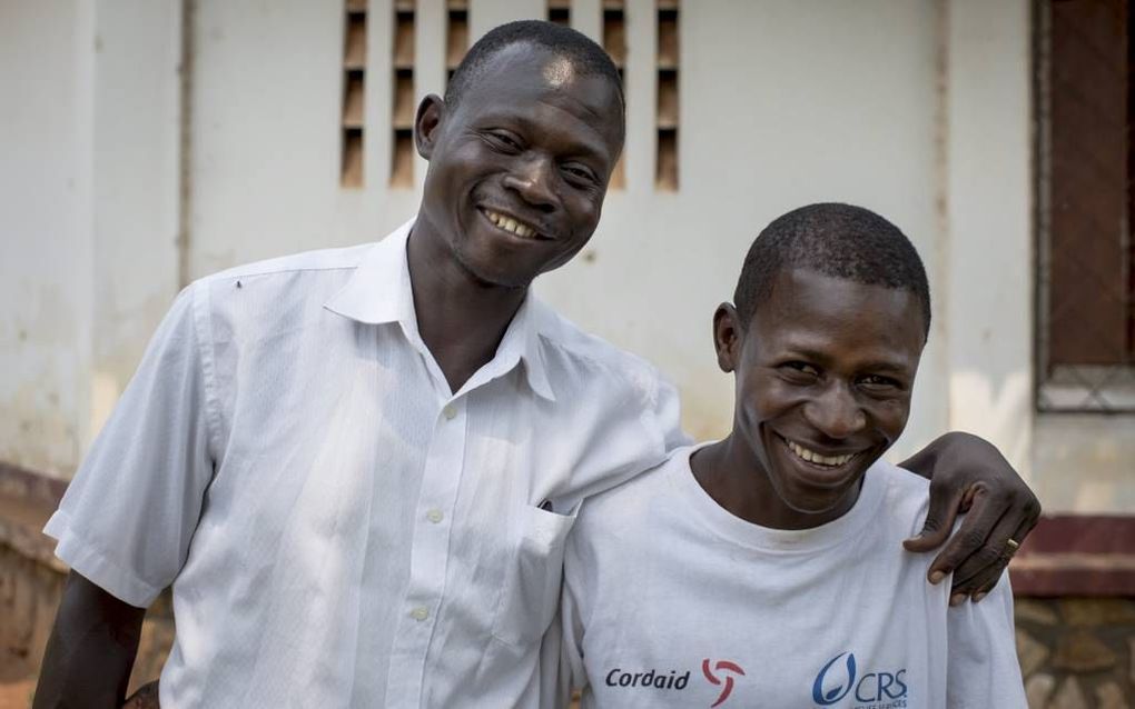 De christelijke Innocent Addumbaye (l.) en de islamitische Mohamed Bomassa. Beeld Niek Stam