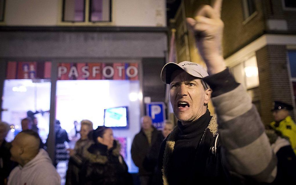 Enkele demonstranten hebben zich donderdagavond verzameld voor het gemeentehuis. Foto ANP