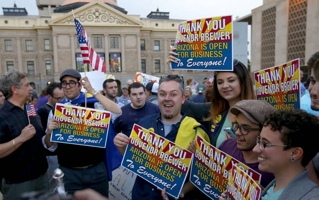 PHOENIX. Demonstranten in Phoenix, de hoofdstad van de Amerikaanse staat Arizona, reageerden woensdag verheugd op een veto van gouverneur Jan Brewer tegen de invoering van een omstreden antihomowet. beeld AP