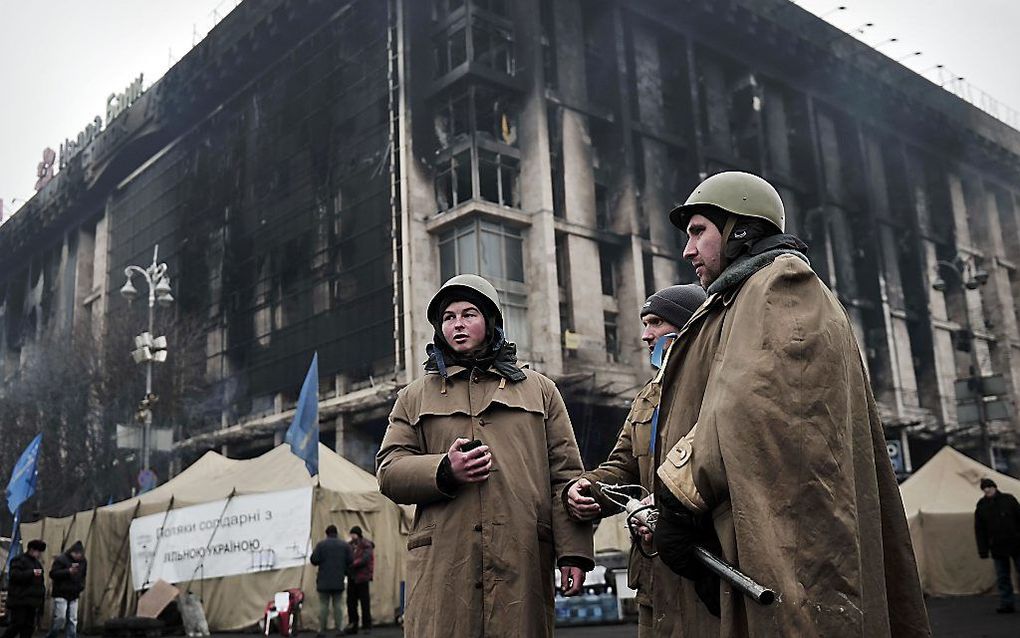 Leden van de defensie-eenheid van de demonstranten op het Onafhankelijkheidsplein in Kiev, zaterdag. beeld AFP