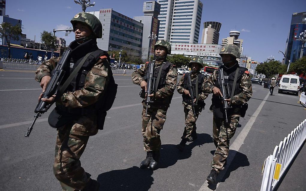 Chinese politie-eenheid bij het station in Kunming. beeld AFP