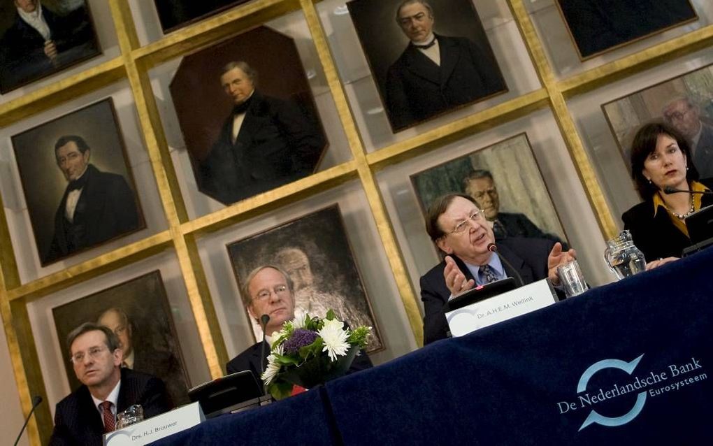 Nout Wellink (tweede van rechts) zwaaide van 1 juli 1997 tot halverwege 2011 de scepter over De Nederlandsche Bank. De portretten van zijn voorgangers, achter hem, illustreren in het hoofdkantoor in Amsterdam de historie van deze instelling. Op de foto pr