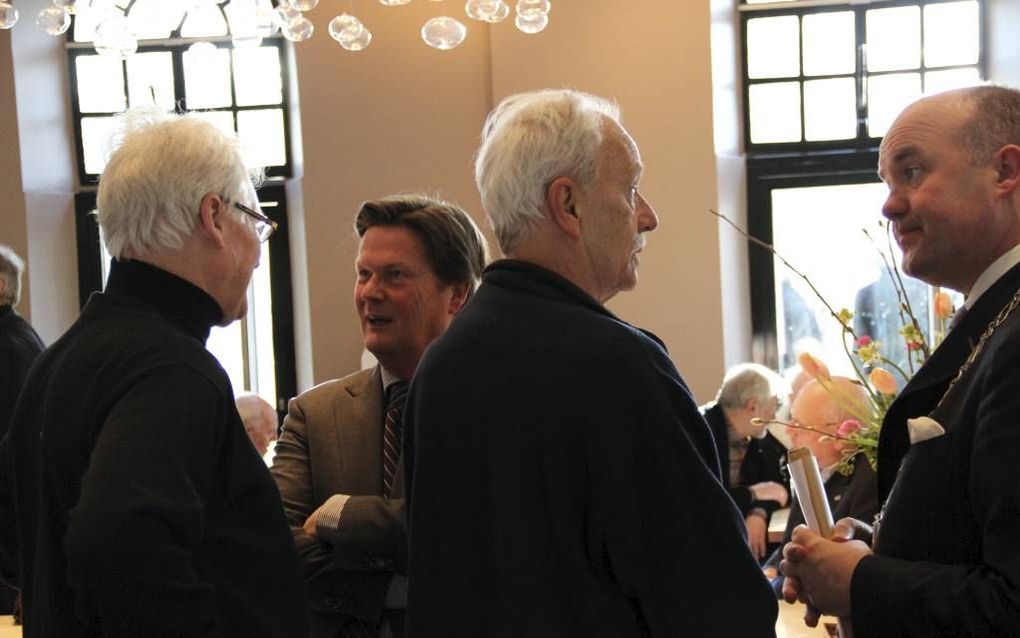 DORDRECHT. Burgemeester Brok (r.) onlangs tijdens een door hem geïnitieerde ontmoeting met Dordtse veteranen. beeld gemeente Dordrecht