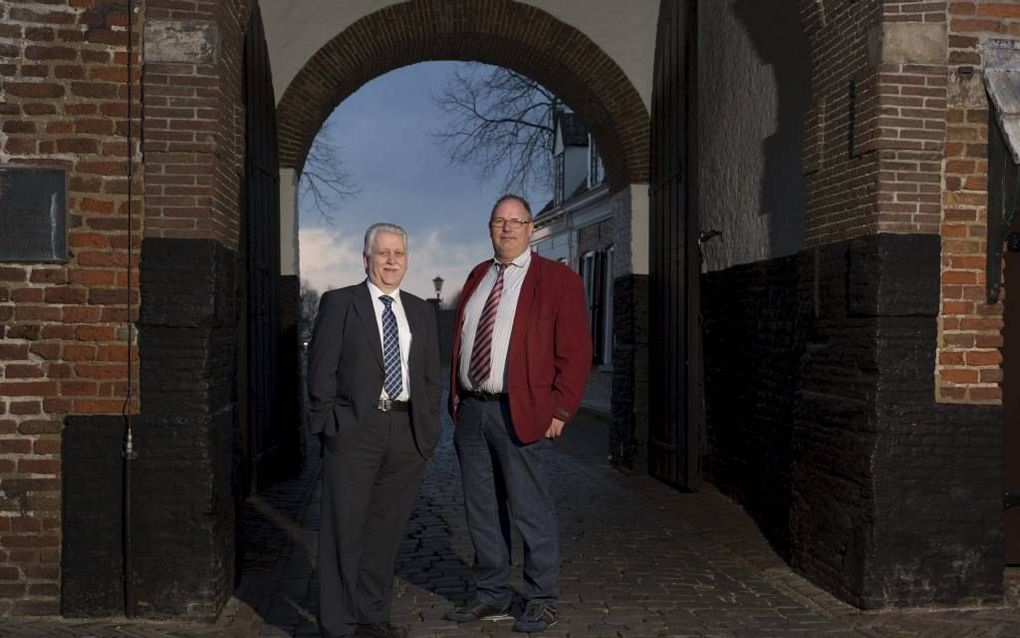 Wethouder Wessel (l.) en fractievoorzitter Hoeve van Algemeen Belang bij de Vischpoort in Elburg. De partij, die voortkwam uit de CHU, vierde onlangs haar veertigjarig bestaan en is al jaren de grootste fractie van de ruim 22.000 inwoners tellende gemeent