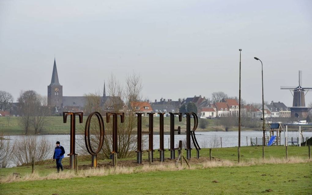 De woorden ”TOT HIER” langs de Rijn bij Rijswijk krijgen geen gezelschap van ”TOT DAAR” aan de overkant van het water. De provincie Utrecht vindt dat het kunstwerk het landschap aantast. beeld William Hoogteyling