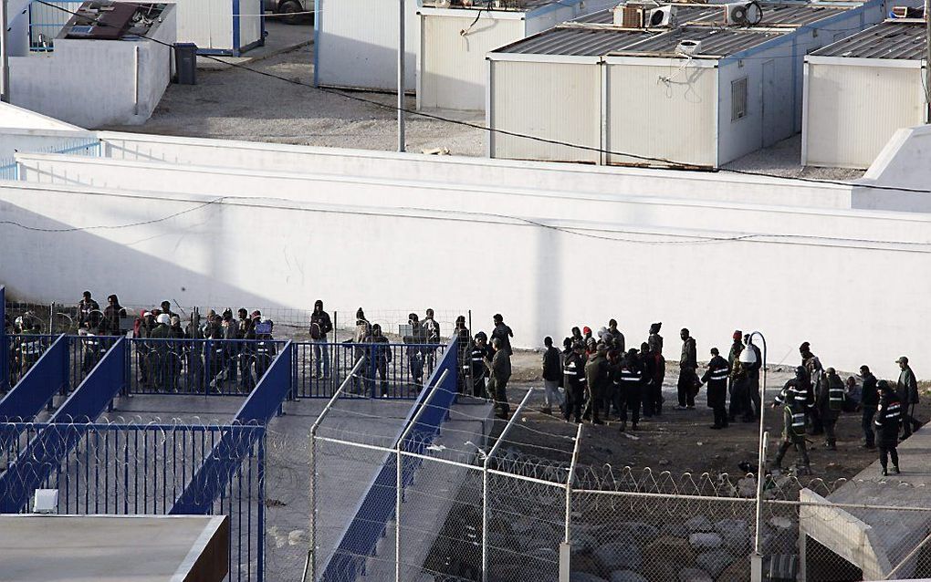 Circa 1500 illegalen hebben dinsdagmorgen vroeg de grens bestormd in de Spaanse enclave Ceuta in Noord-Afrika. beeld EPA