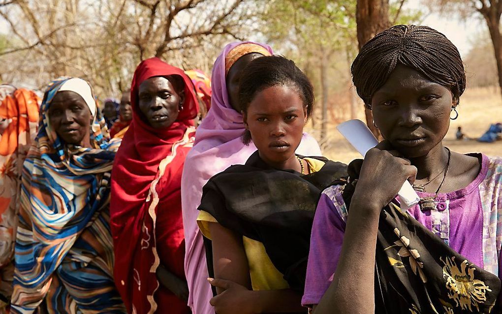 MABAN. Oorlogsvluchtelingen in het noordoosten van Zuid-Sudan staan in de rij voor voedselhulp. Foto Jaco Klamer