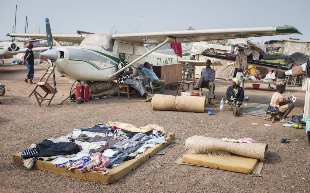 Rond de luchthaven van Bangui, de hoofdstad van de CAR, leven tienduizenden vluchtelingen in twee verschillende kampen: een christelijk en een islamitisch. Hulpverleners vrezen het naderende regenseizoen, als de morsige paadjes tussen de hutjes en tenten 