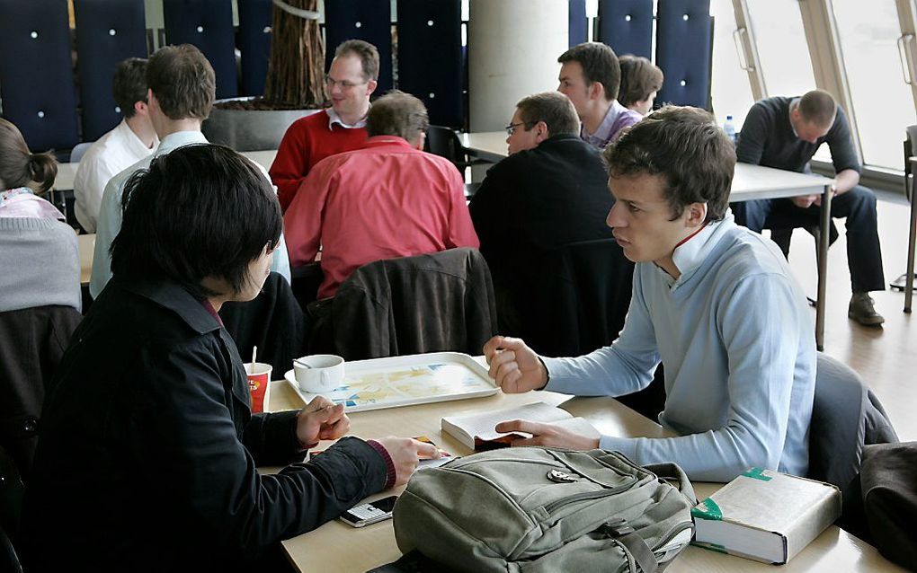 Agapè in gesprek met studenten. Foto RD, Anton Dommerholt